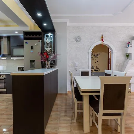 Saranda Apartment *